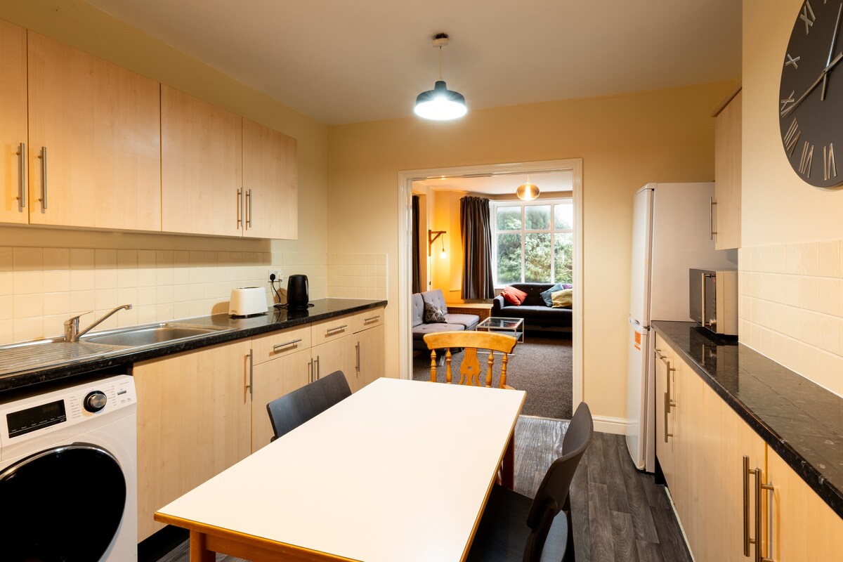 2BR Headington Flat | Central & Free Parking