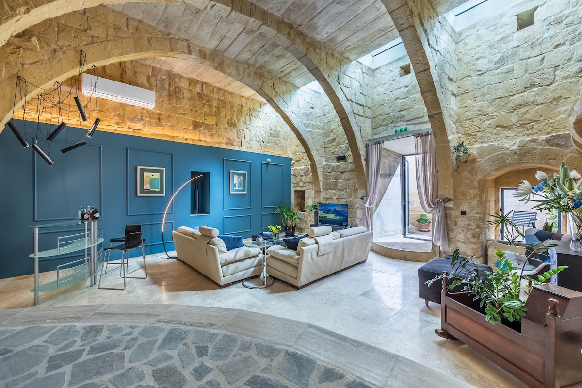 Newly renovated house in Zebbug/Pool/Fireplace