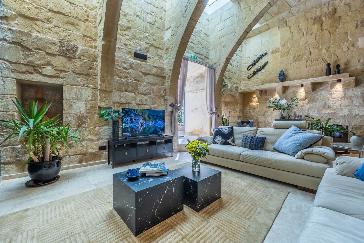 Newly renovated house in Zebbug/Pool/Fireplace