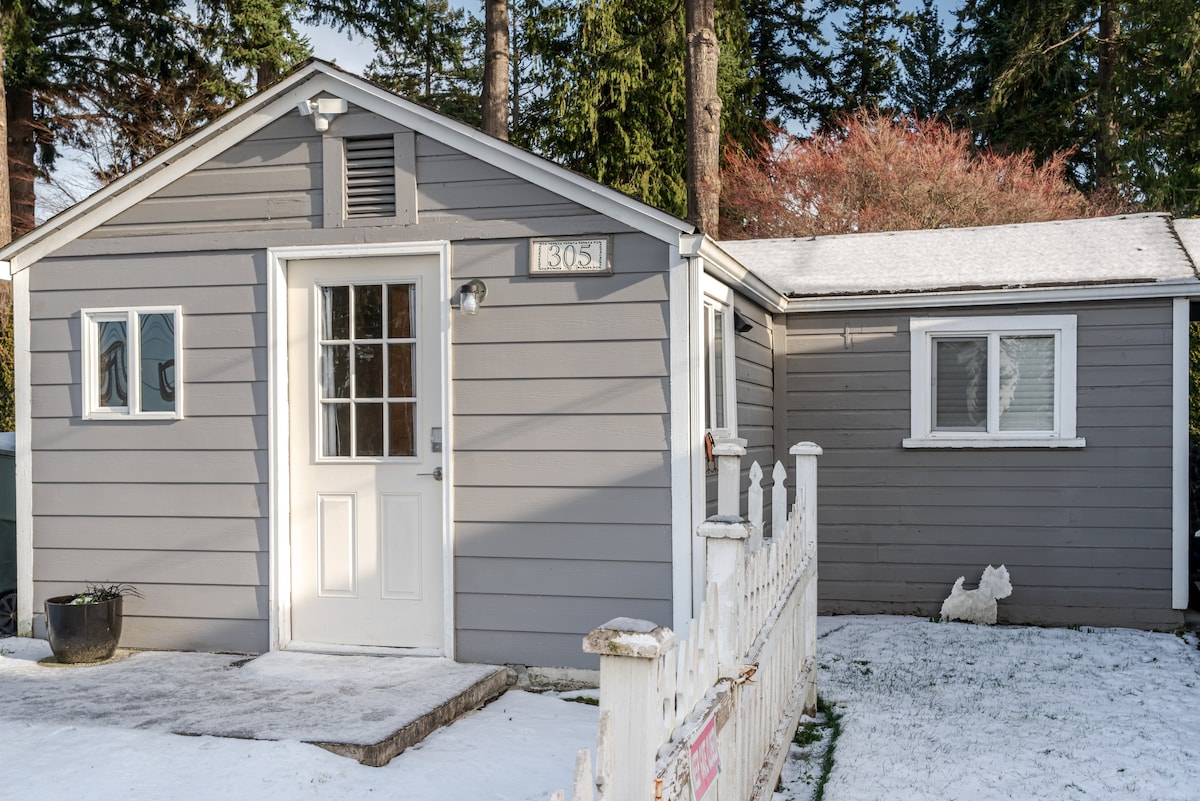 Adorable Cottage near Scenic Waterfront Park