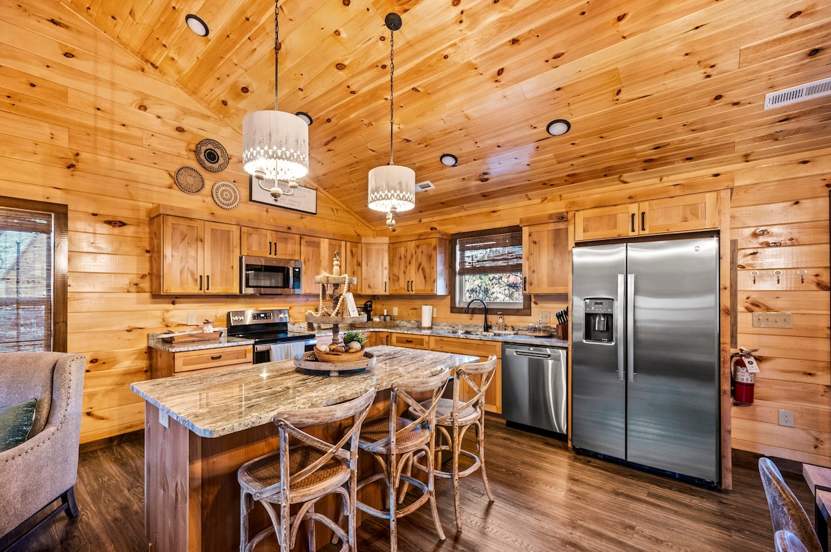 Smoky Mountain - Magnificent Sevierville Cabin