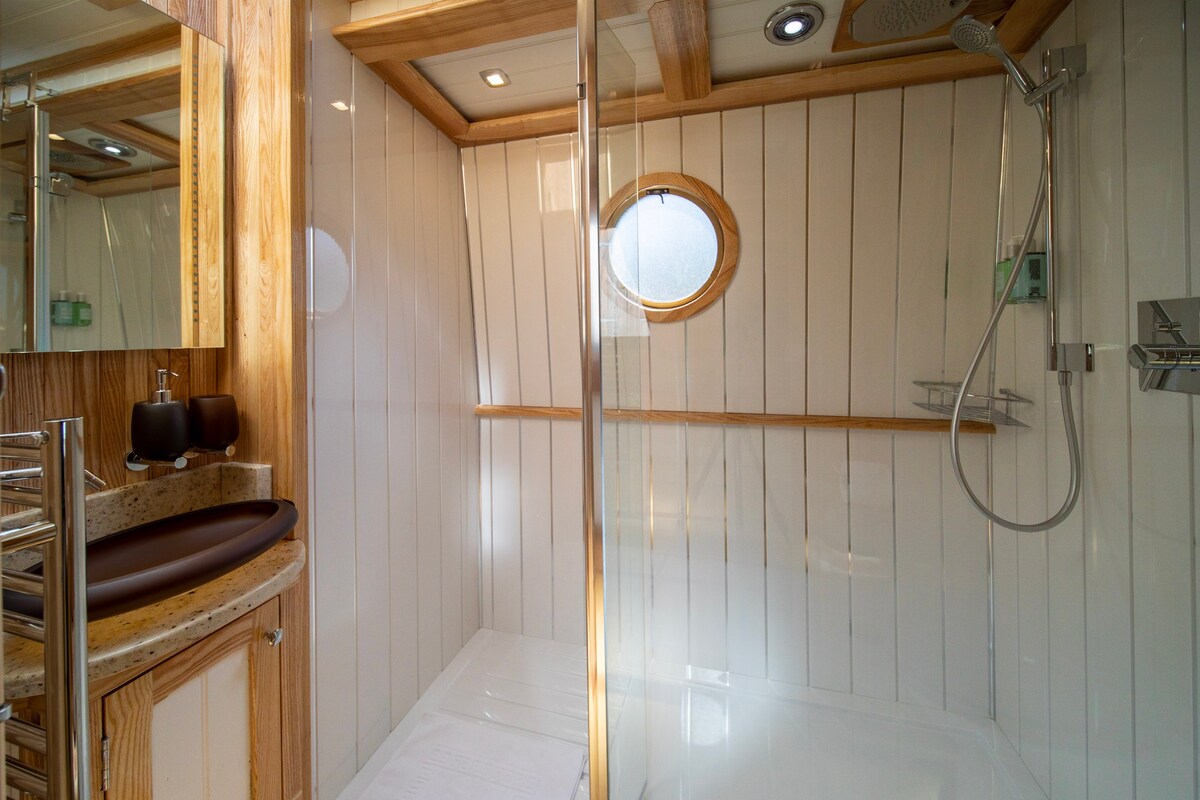 Drake - Luxury 2 bed Houseboat