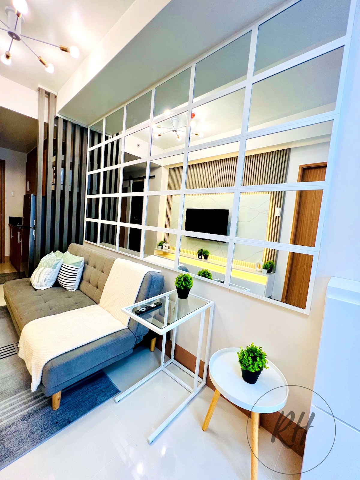 Minimalist and Serene 1BR Condo Unit near MOA