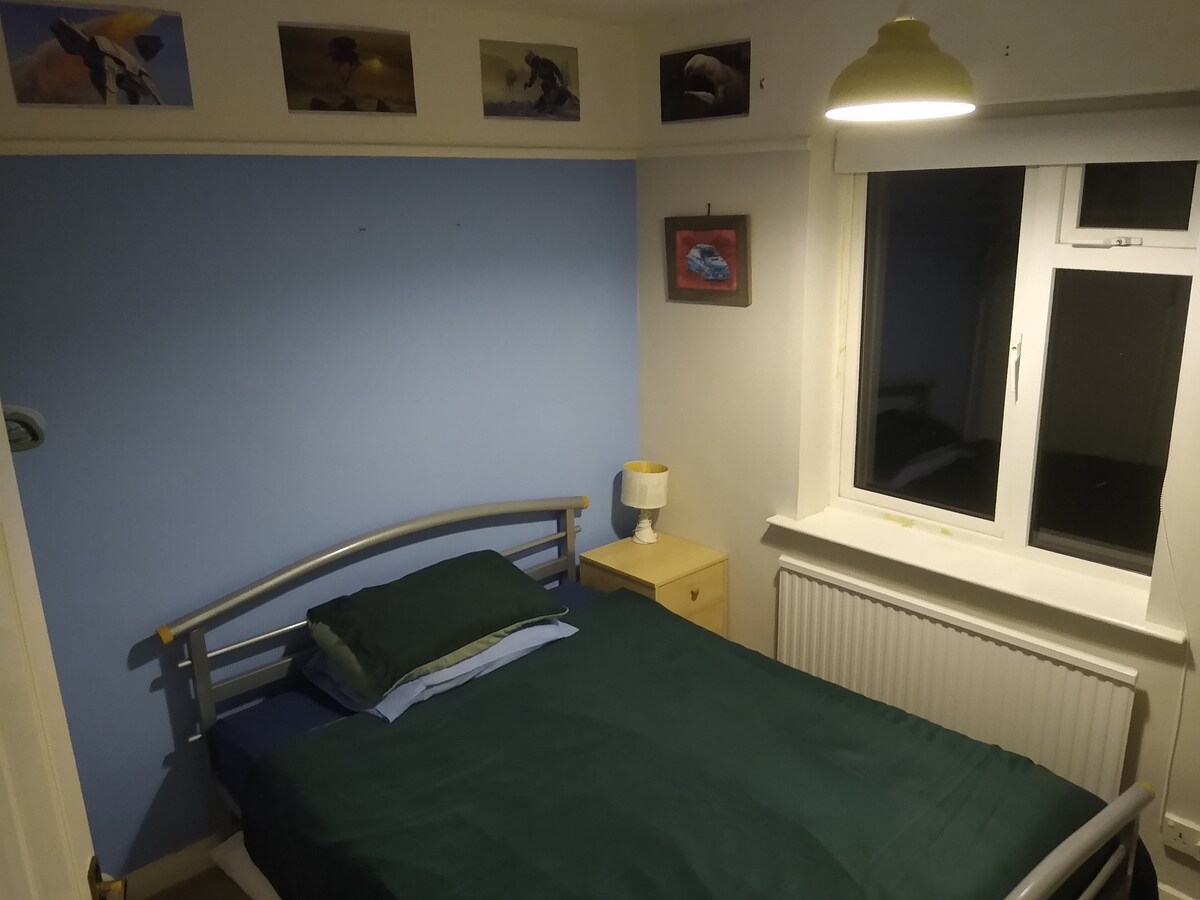 Double bedroom in Saltney