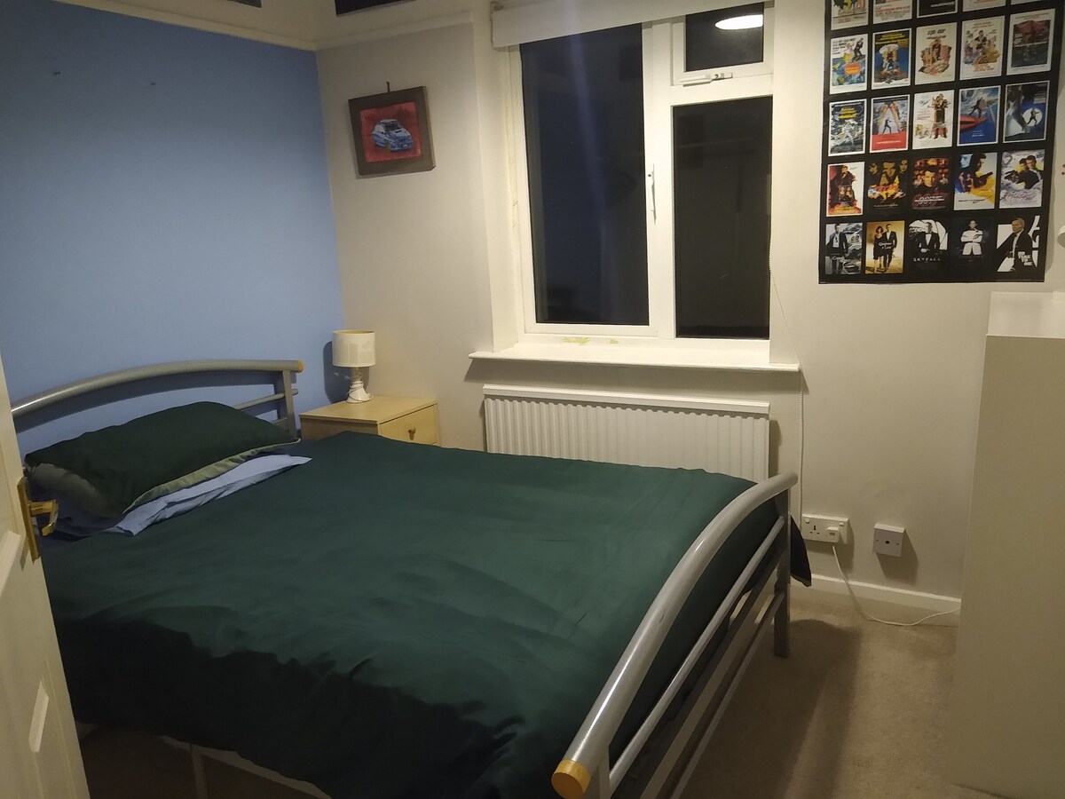 Double bedroom in Saltney