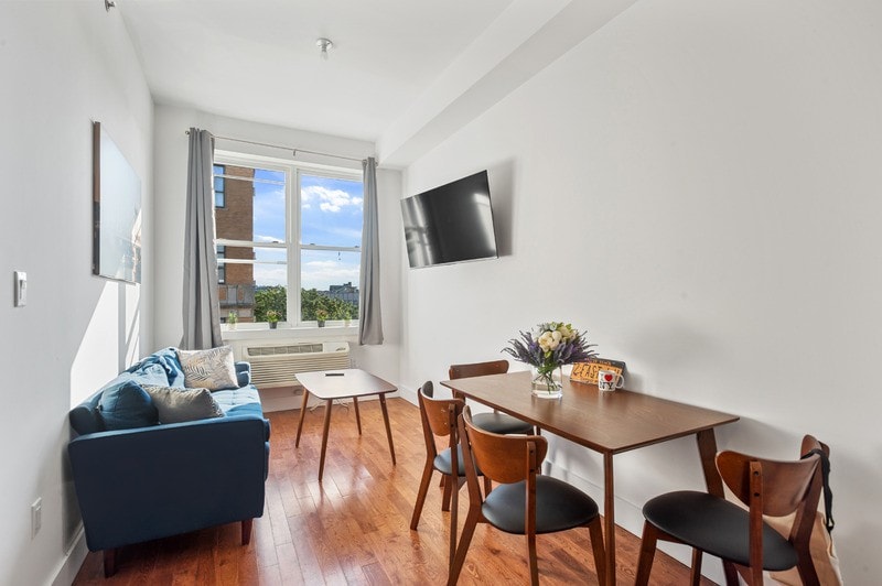 Private Bedroom | 5 minutes to Wilson Av station