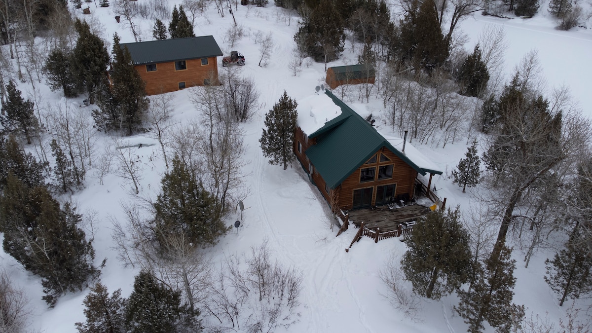 Lakefront Log Cabin Secluded Fishing   Paradise