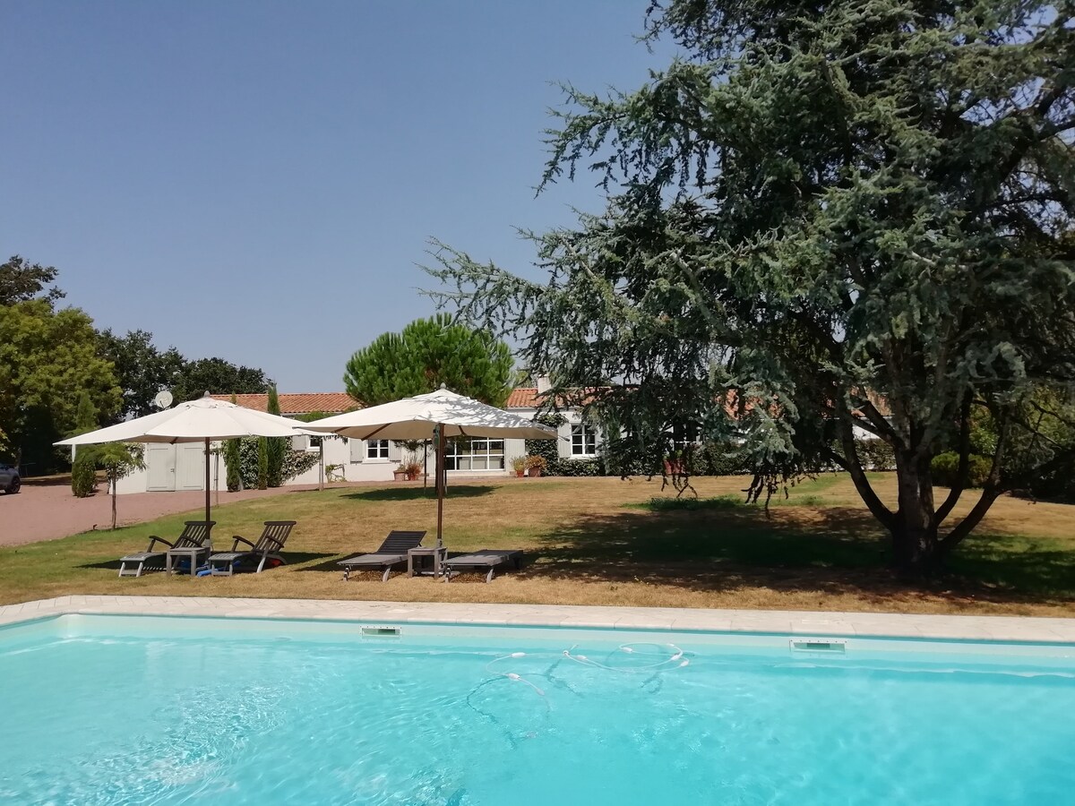 Longère, piscine chauffée, calme, grands espaces