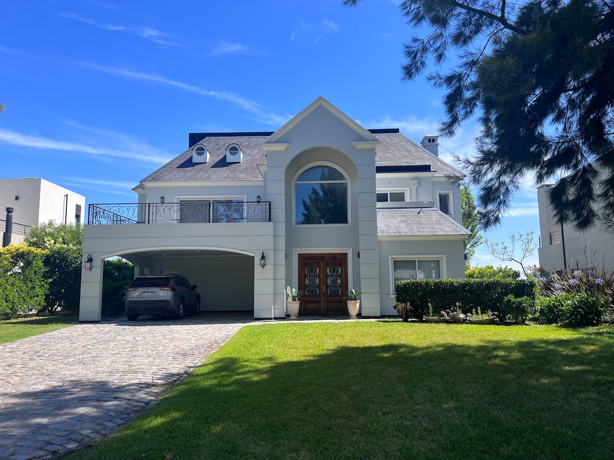 Casa con piscina y laguna, 350 m2, categoría.