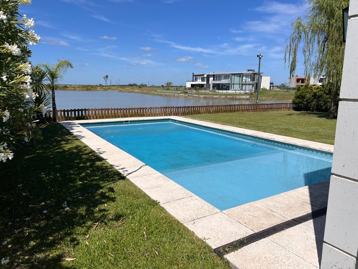 Casa con piscina y laguna, 350 m2, categoría.