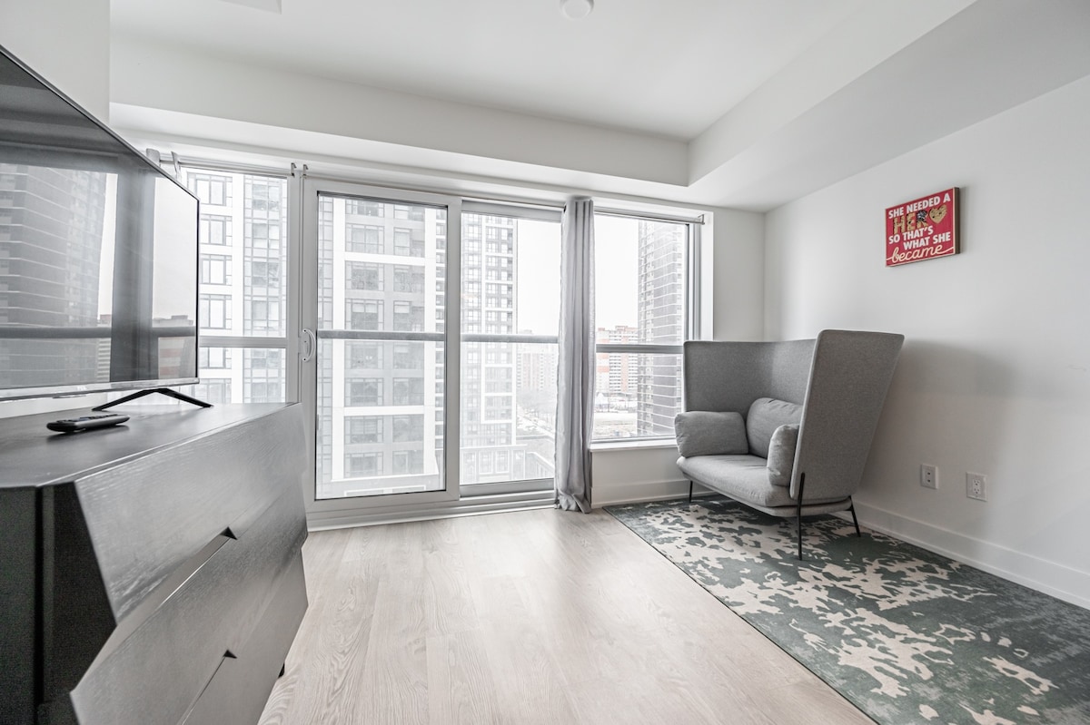 Parking! 1BR condo steps to Islington Subway!