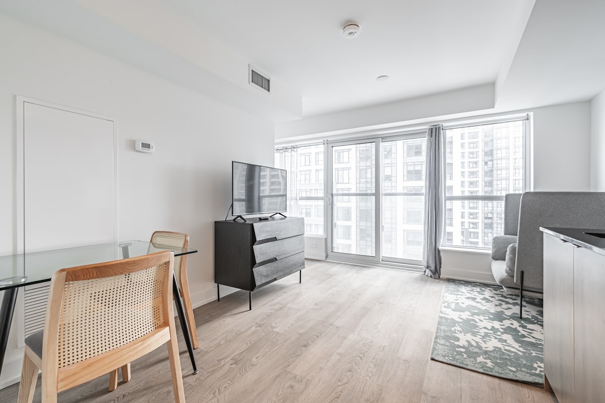 Parking! 1BR condo steps to Islington Subway!