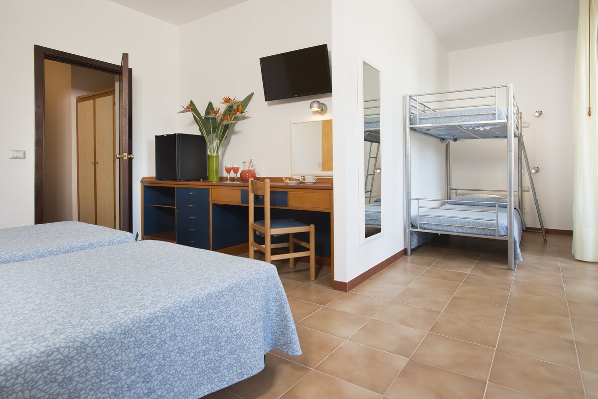 quadrupla con letto a castello in Hotel Oasis