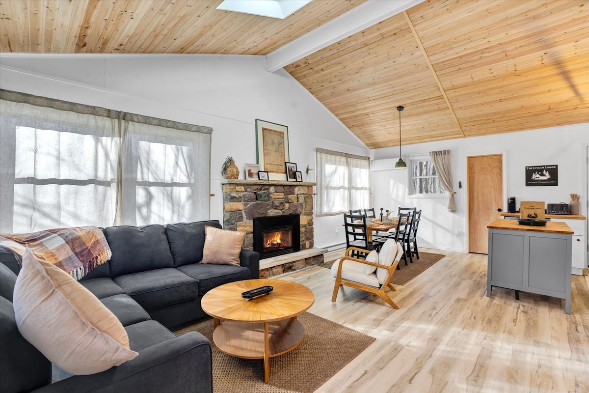 Cozy Poconos Lodge in Premier Lake Community