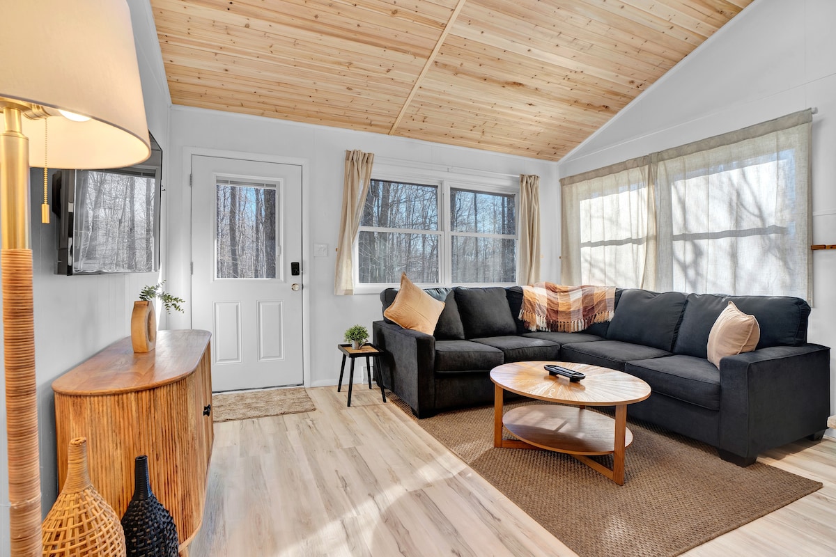 Cozy Poconos Lodge in Premier Lake Community