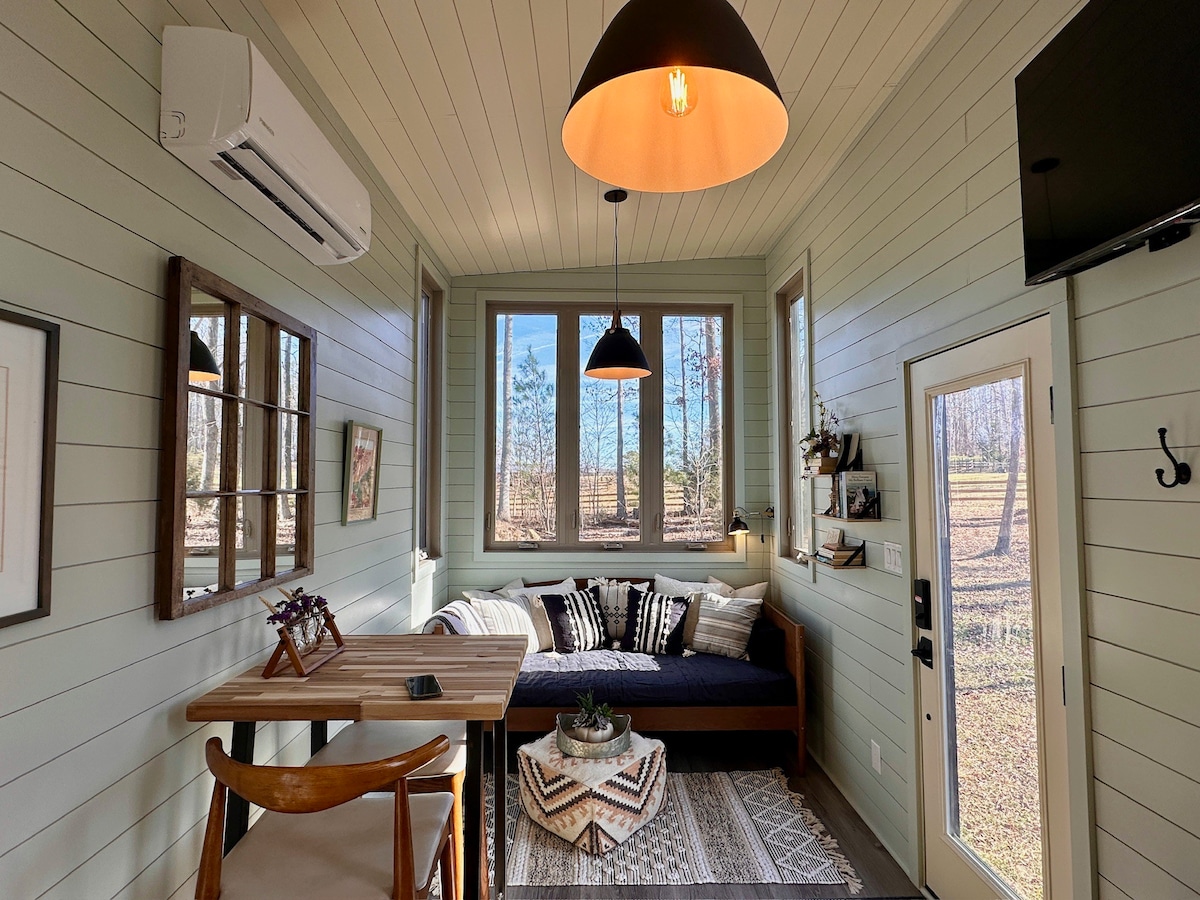 Peaceful tiny house retreat on 30 acre farm