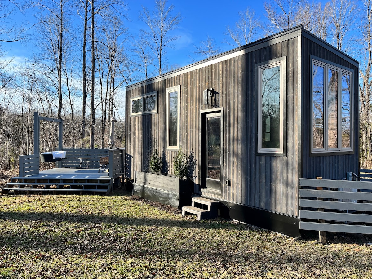 Peaceful tiny house retreat on 30 acre farm