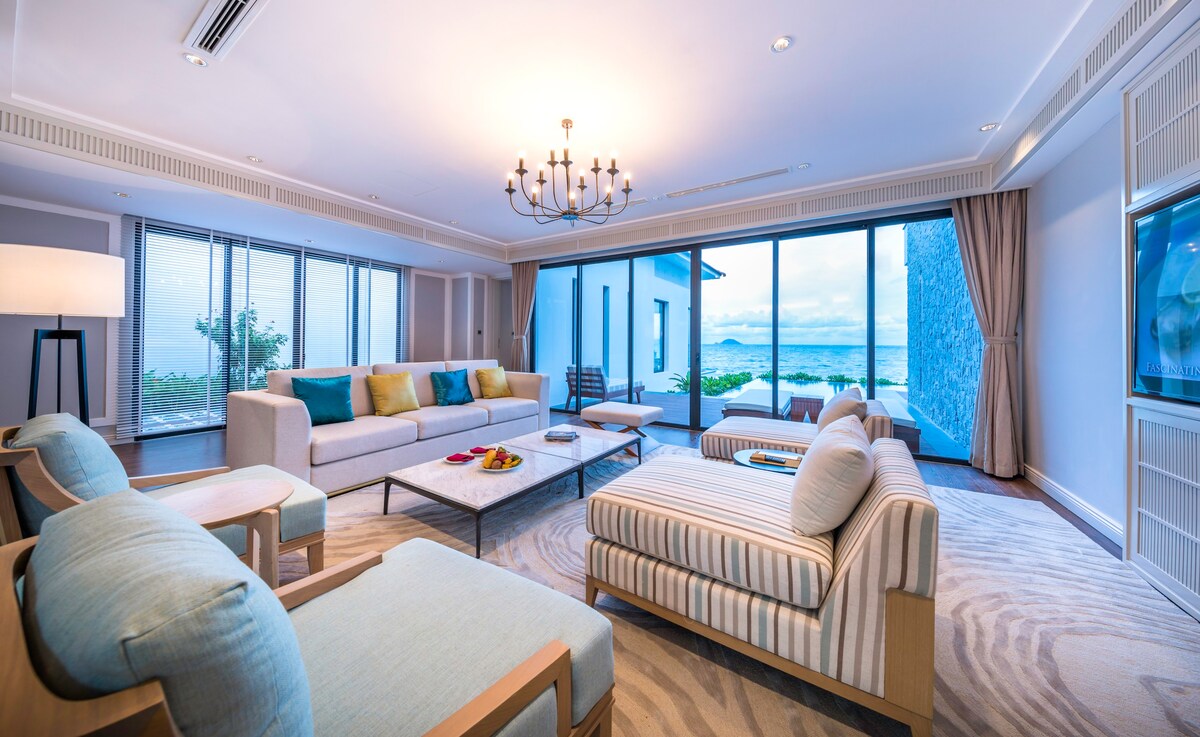 5 Bdr Beachfront Villa in Resort