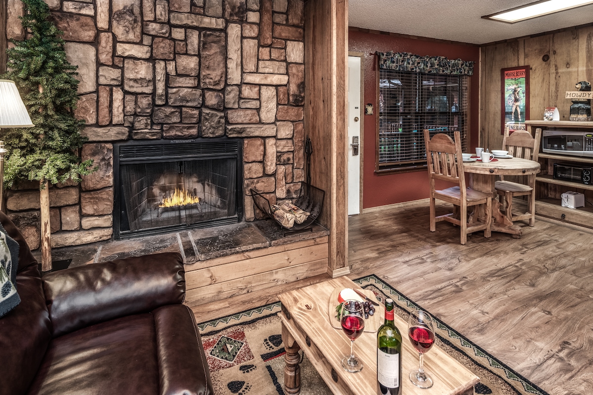 Shadow Mtn Lodge - 119 - Fireplace - Kitchenette