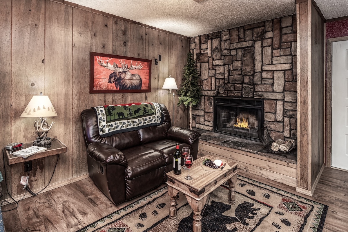 Shadow Mtn Lodge - 106 - Fireplace - Kitchenette