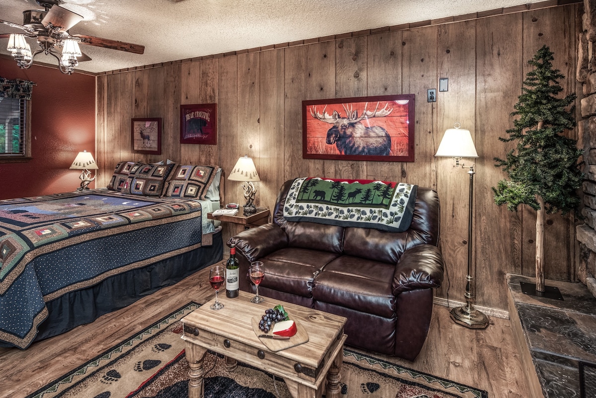 Shadow Mtn Lodge - 119 - Fireplace - Kitchenette