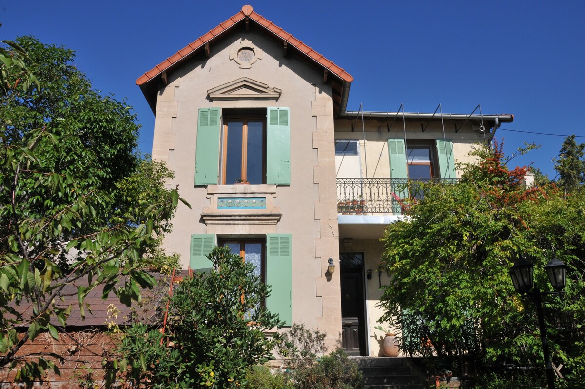 QG Marseille - avec une petite terrasse verdoyante
