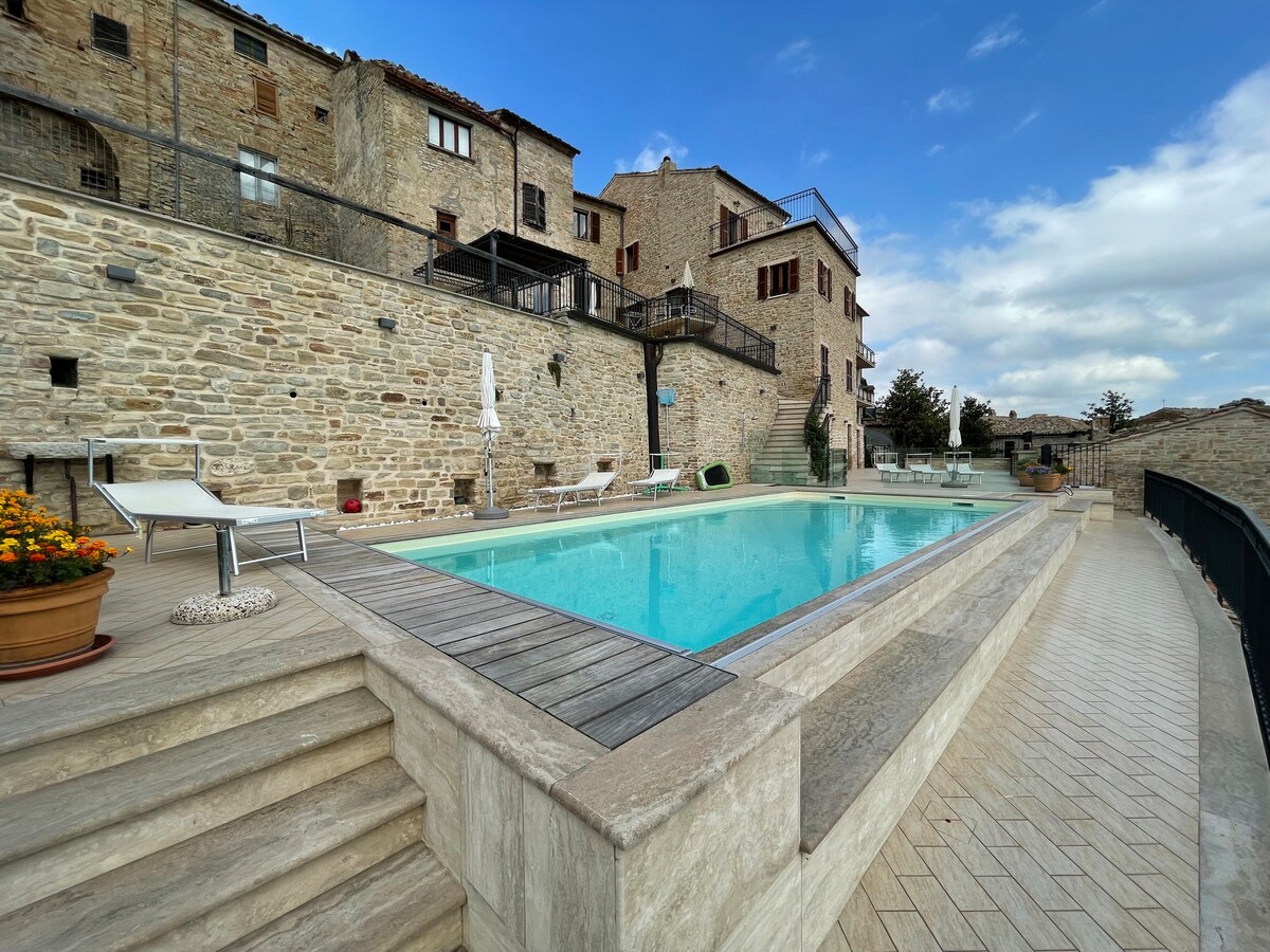 Apartment in the center, fantastic views + pool