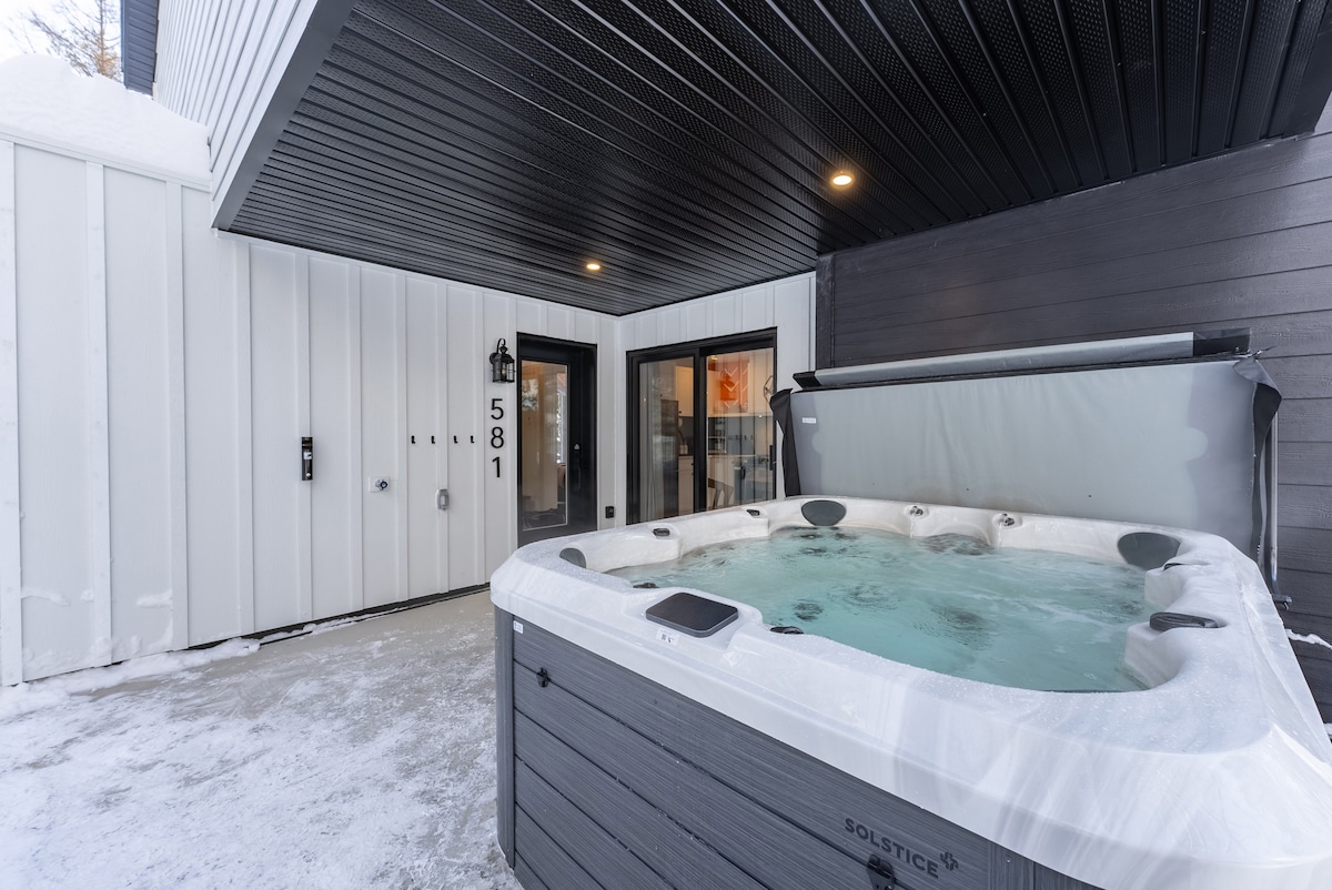The Nordic Safari | Hot Tub & Fireplace | Ski | TV