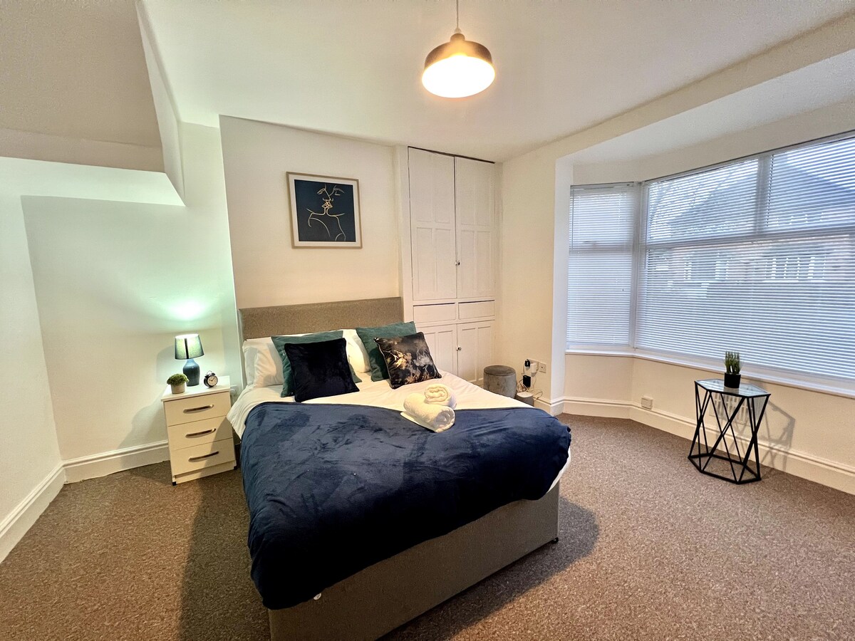 5 Bed | Free Parking | Central