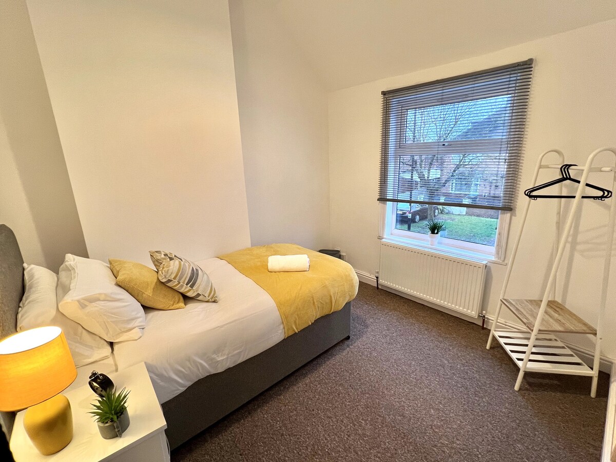 5 Bed | Free Parking | Central