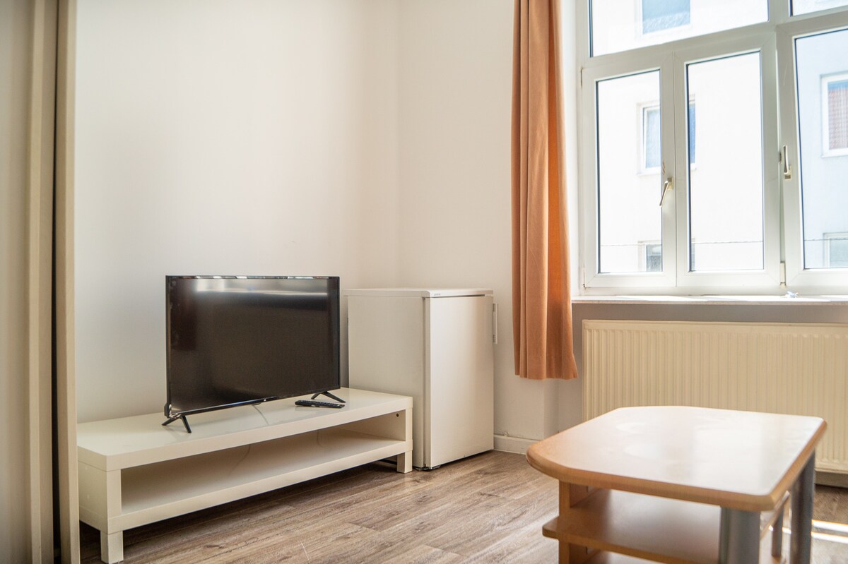 Lovely Private Room in shared apt. w/ Smart TV