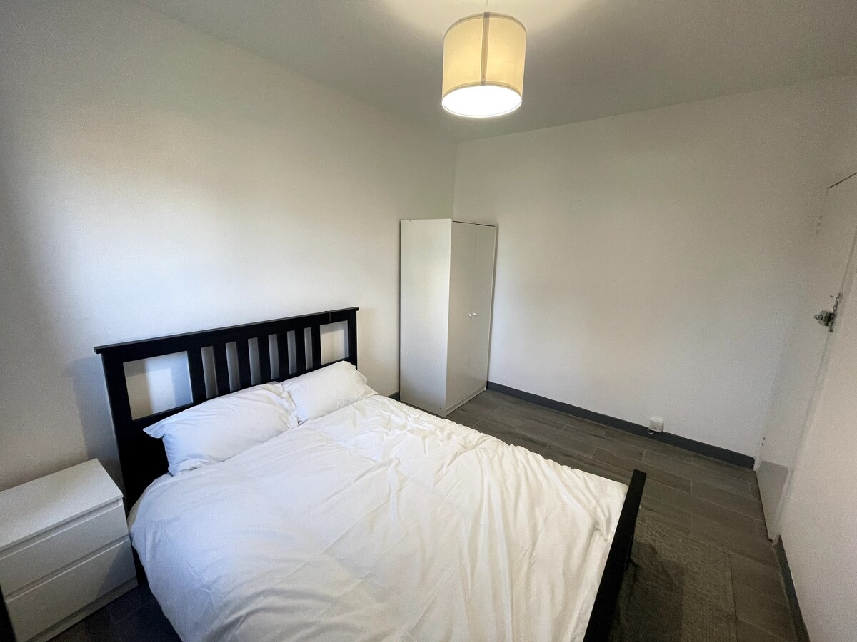 现代风格公寓中的宽敞卧室