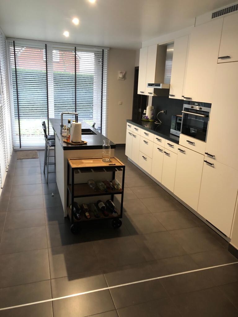 Slaapkamer en apart woonkamertje in moderne woning