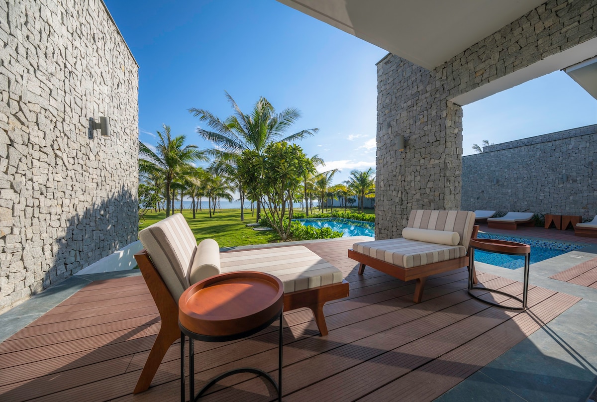 Beachfront Bliss: 3BR Villa with Resort Perks