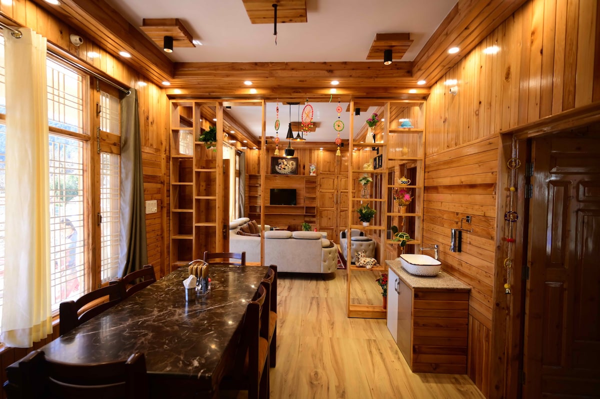 Luxury Room in a Wooden House - Devalsari