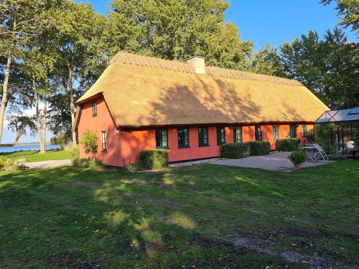 Hus på naturgrund, direkte til vand fra egen grund