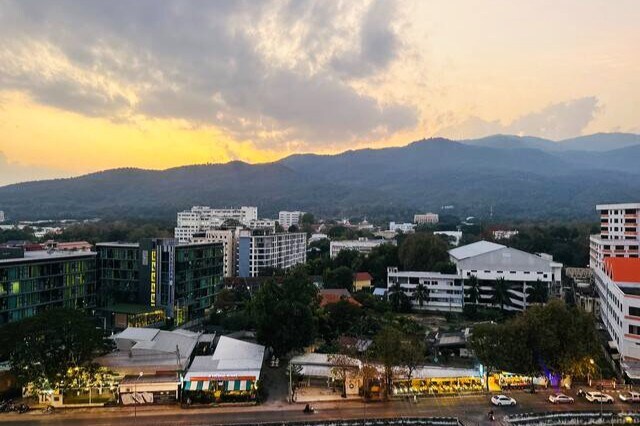 尼曼（ Nimman ）附近的日落景观，带泳池