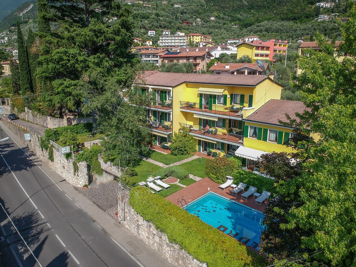 Residence Cedro公寓1-泳池和湖泊景观