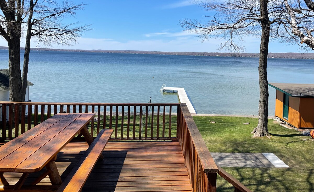 Cabin on Burt Lake - Romantic!