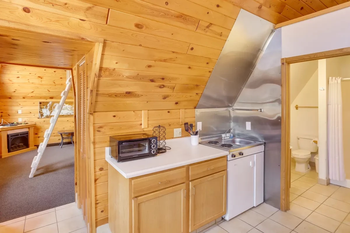 Cozy Keystone Cabin with Hot Tub