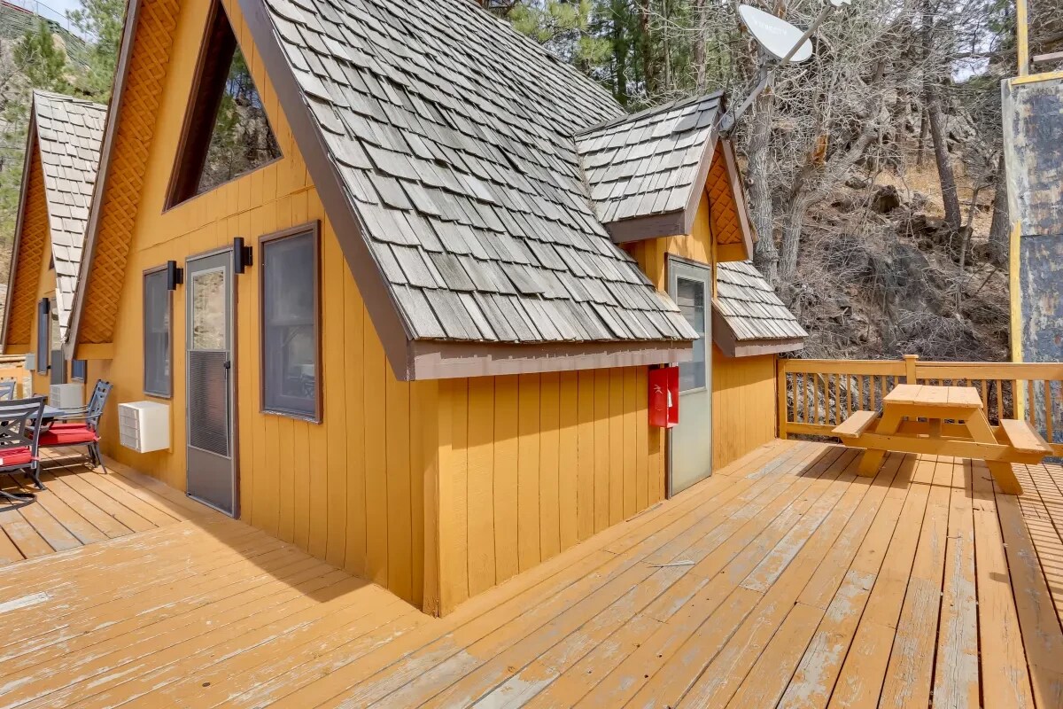 Cozy Keystone Cabin with Hot Tub