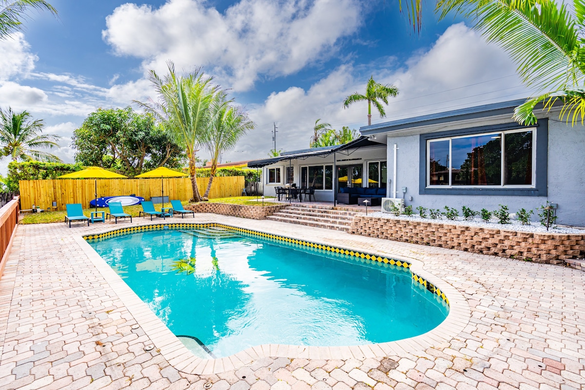 Lakefront Villa Heated Pool | 6-mins to the Beach