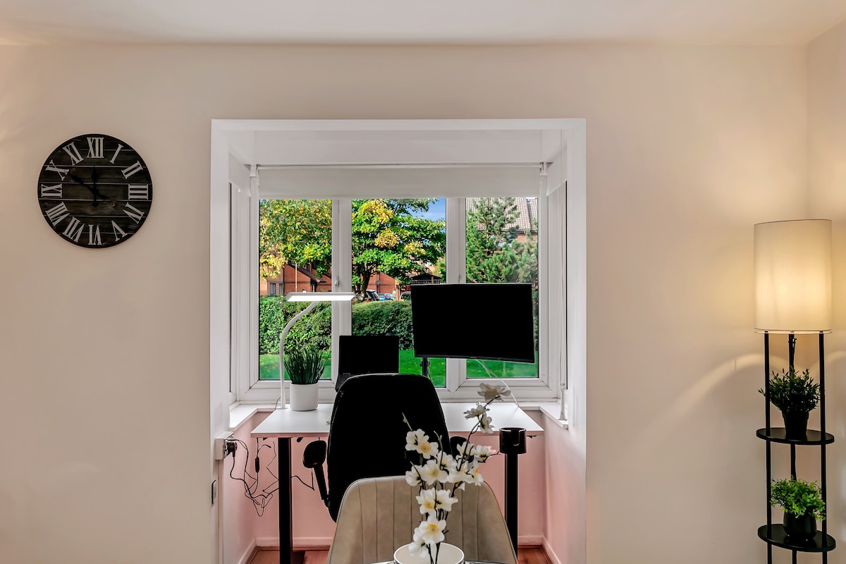 Chic WFH Haven Edgware | Stylish Studio Retreat