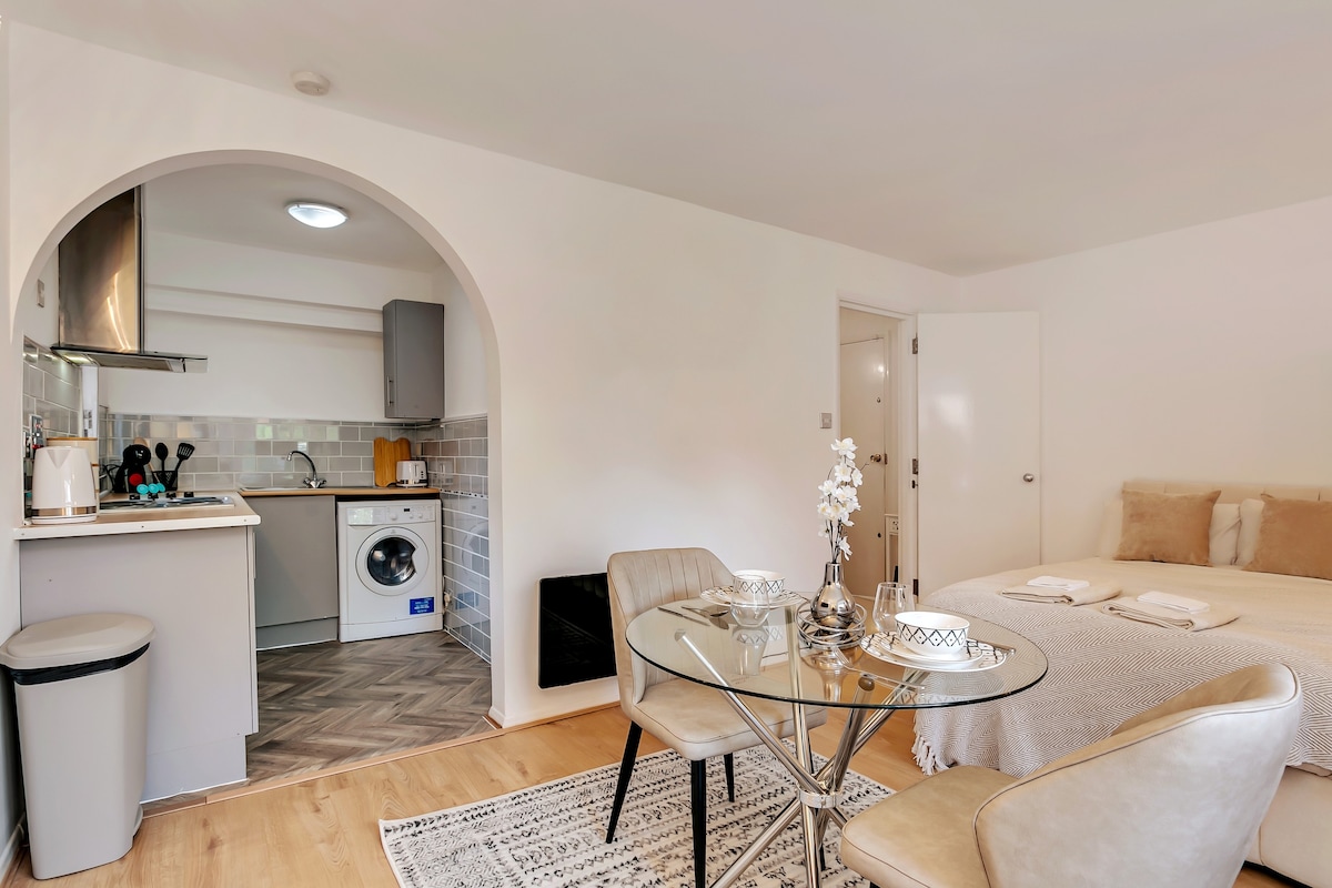 Chic WFH Haven Edgware | Stylish Studio Retreat