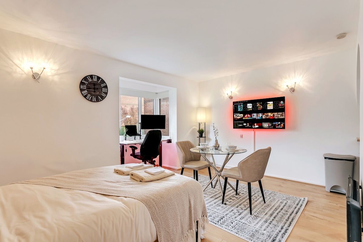 Chic WFH Haven Edgware | Stylish Studio Retreat