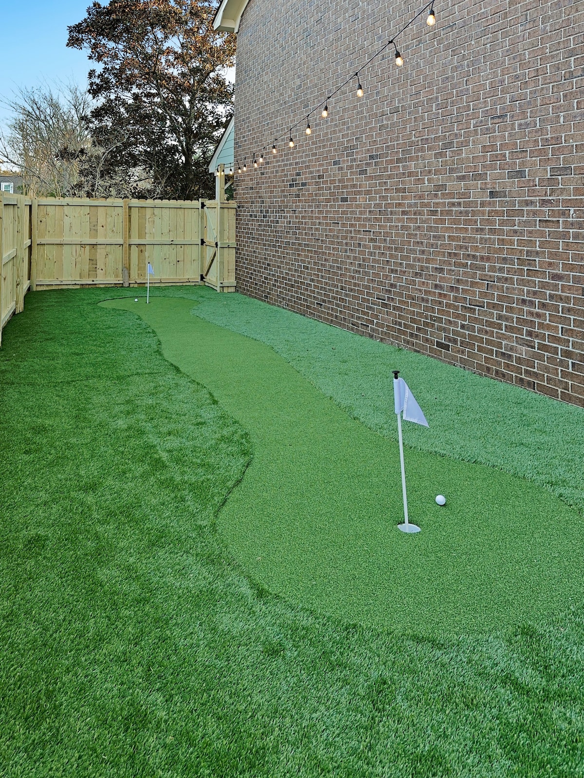 Hot Tub, Putting Green + Bikes!