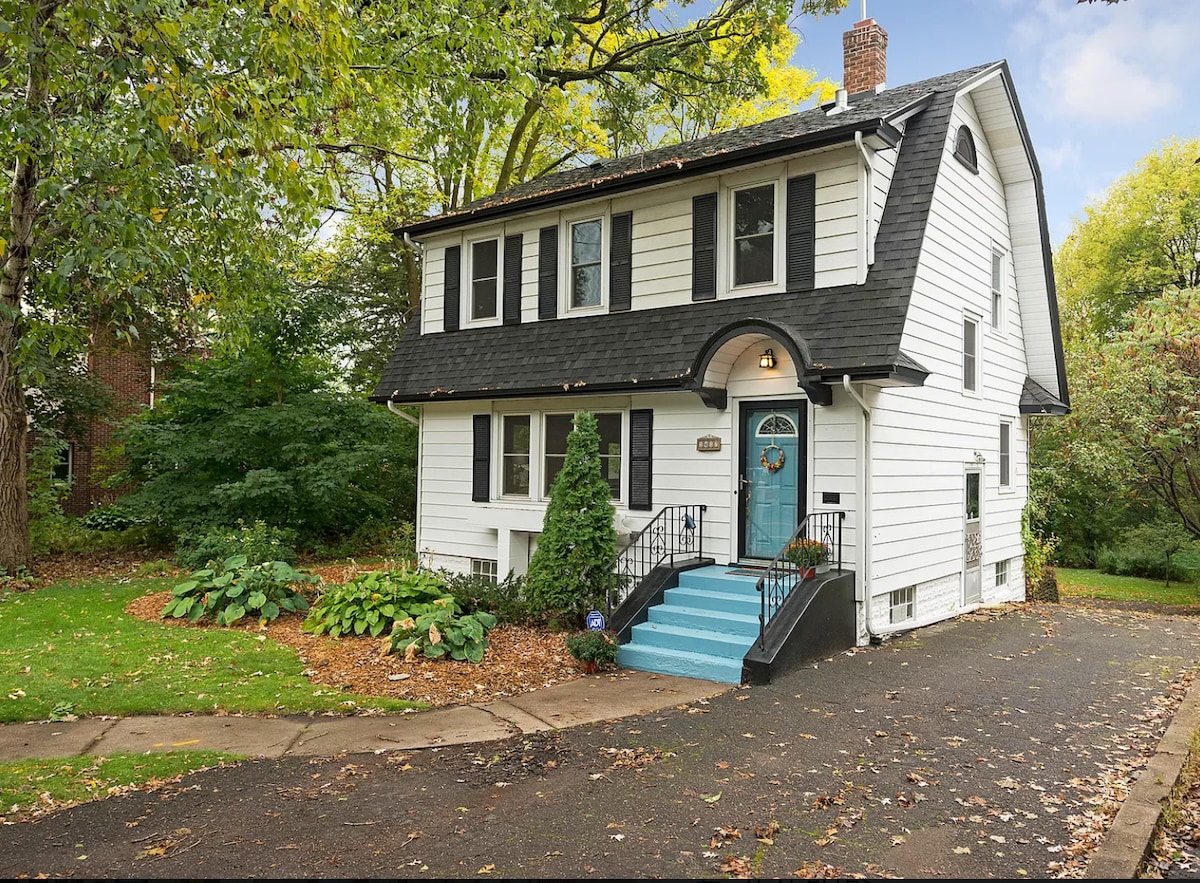 Charming Cottage with Hot Tub & Fire Pit