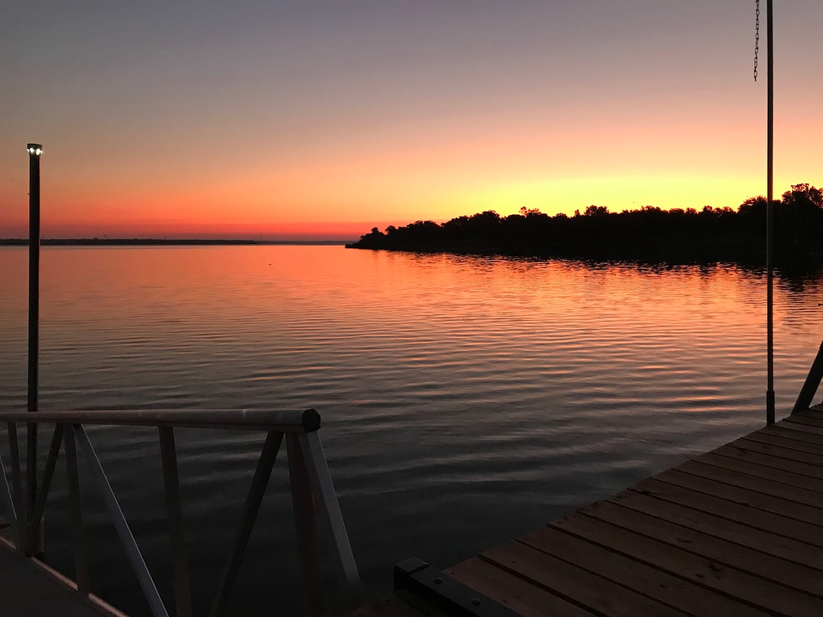 Lakefront Cottage 15 min Baylor/Magnolia/Downtown