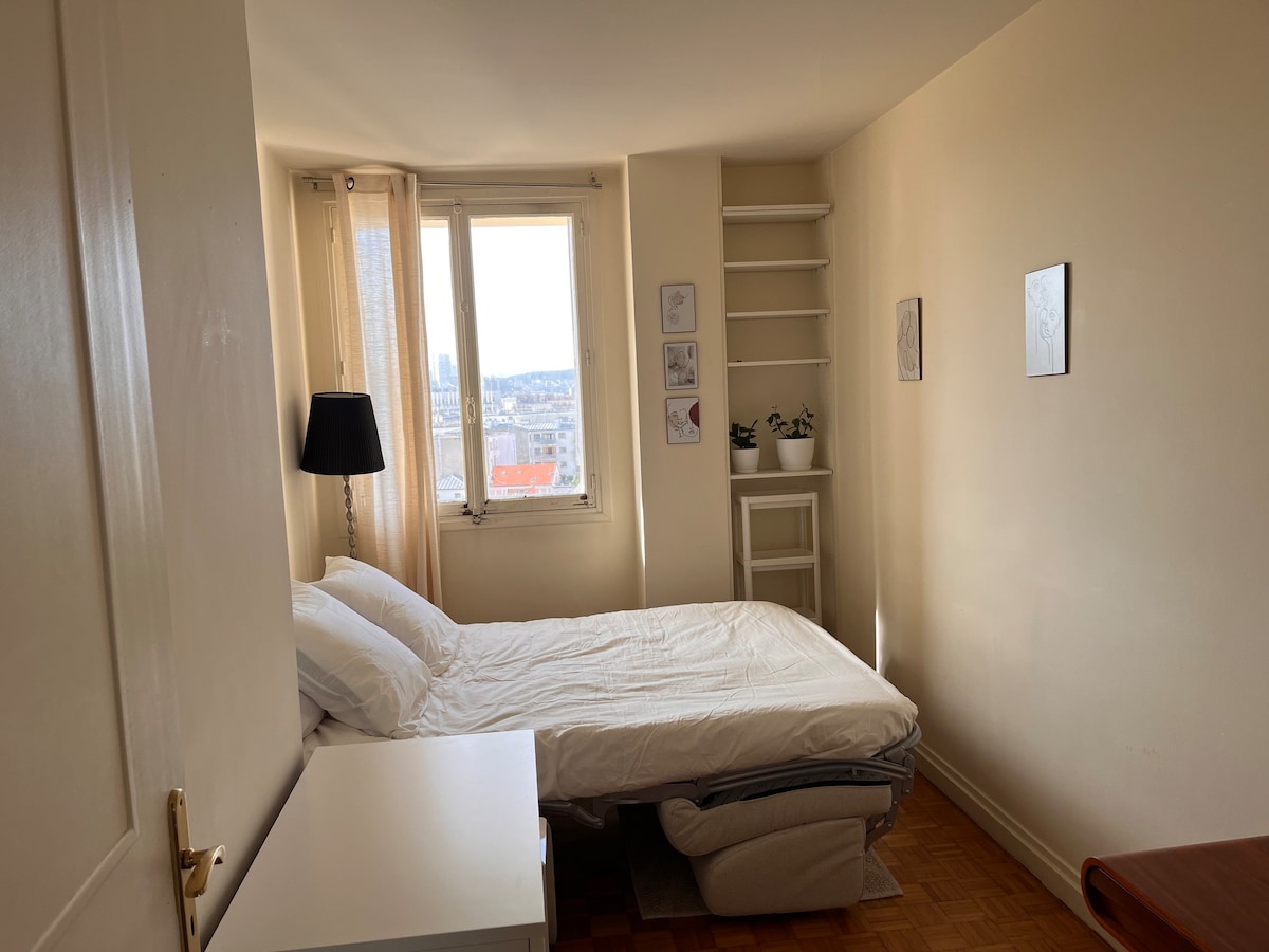 Une chambre lumineuse avec vue dans colocation