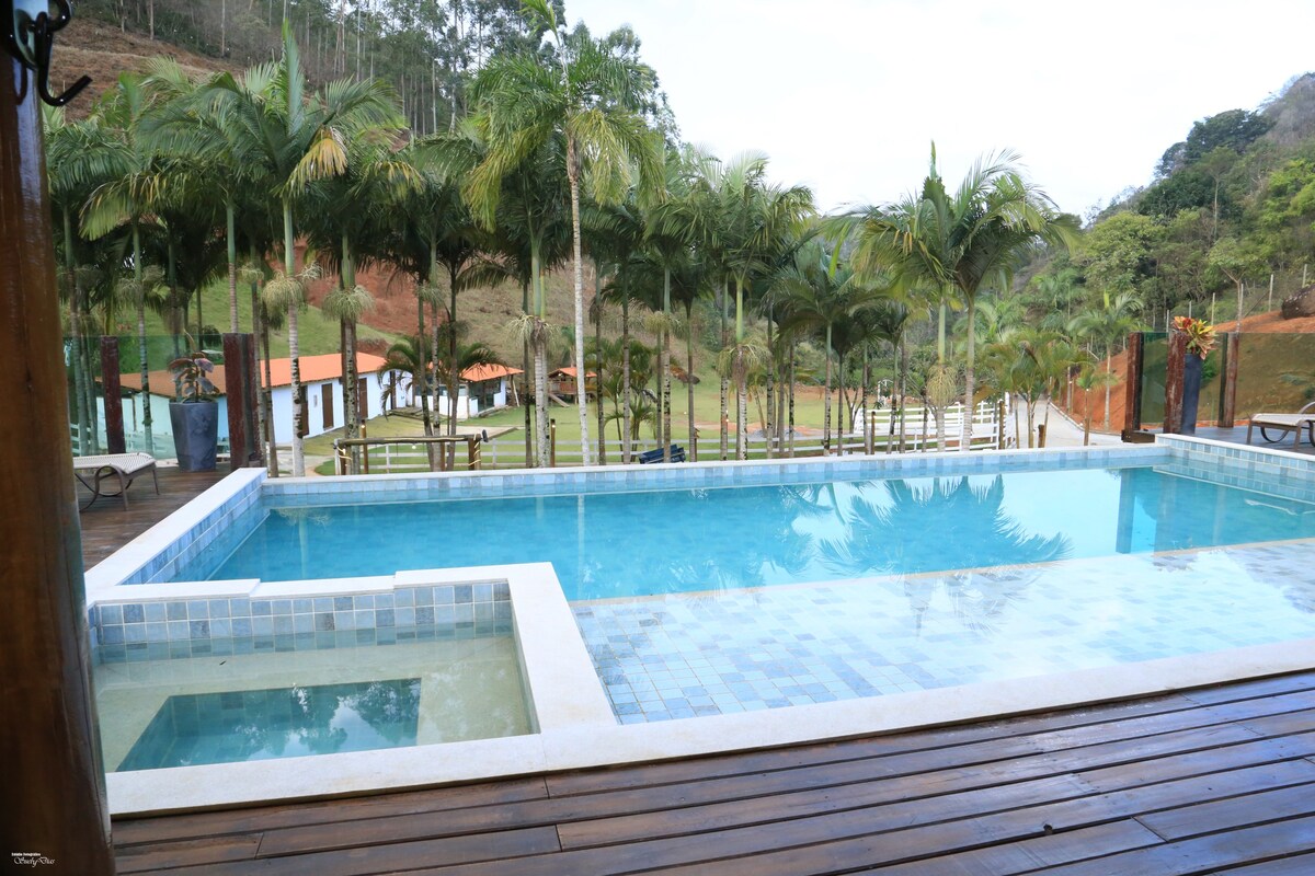 Casa, piscina e salão de festas